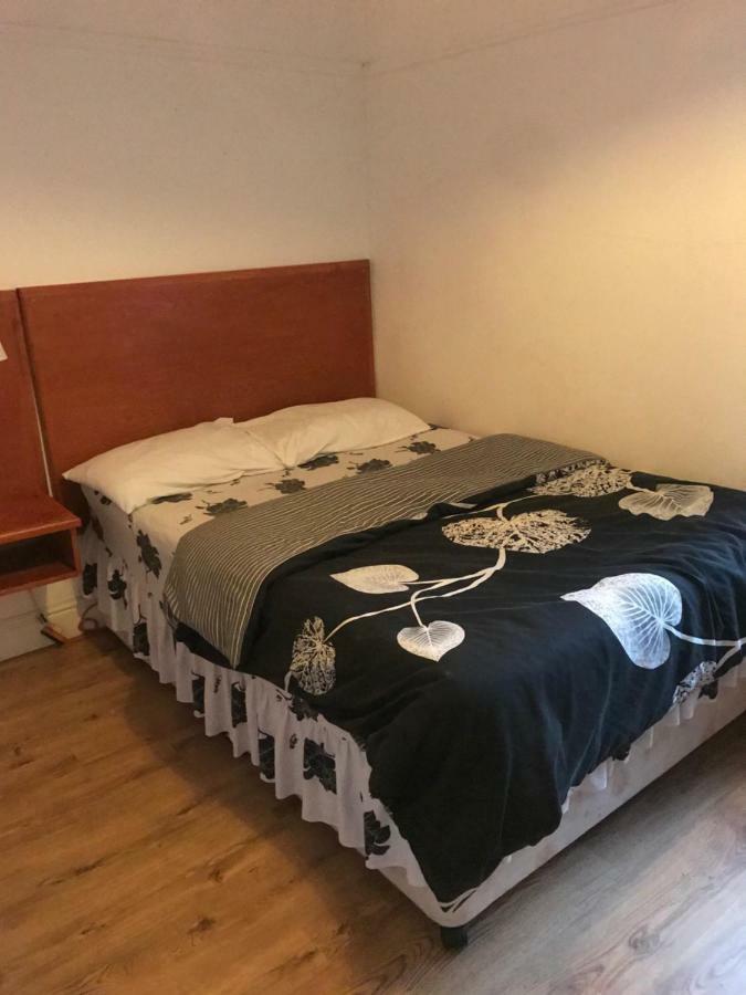Bed and Breakfast Junction 10 Лутон Экстерьер фото
